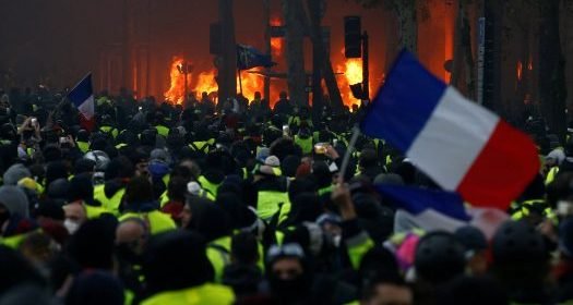 tras-dias-de-rinas-gobierno-de-francia-cede-y-suspende-aumento-a-combustiblespor-seis-meses