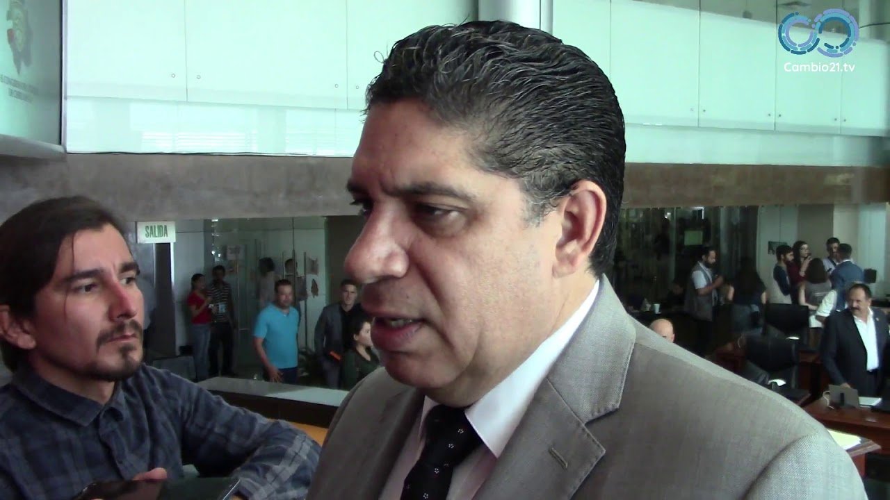 Dip. Rene Frias opina sobre proyecto de prohibir peles de gallos y corridas de toros en Chihuahua
