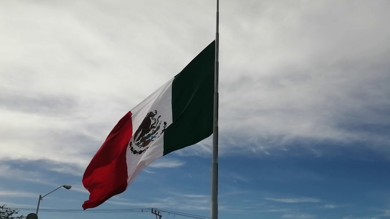 La Bandera a media asta, en memoria de más de 91 mil Mexicanos que han perdido la vida