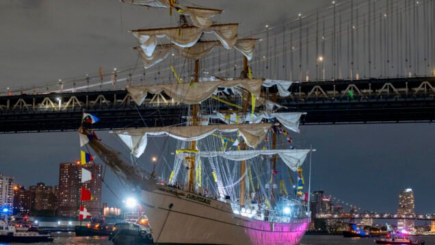 Al menos dos heridos graves al chocar el velero Cuauhtémoc con el puente de Brooklyn