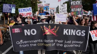 bajo-el-lema-no-a-los-reyes-protestan-contra-trump-en-varias-ciudades-de-eu_9c3bef7b-f810-421f-bb2a-d84cff241380_medialjnimgndimage=fullsize