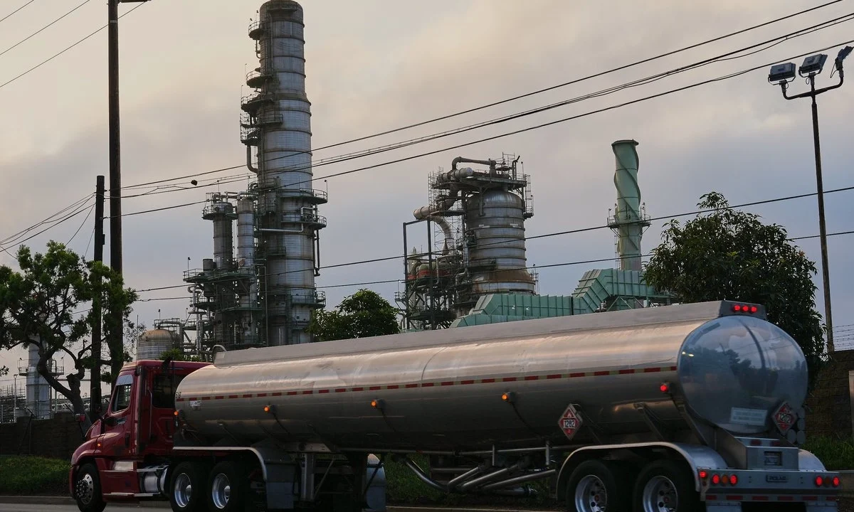 precio-del-petroleo-cierra-con-alza-de-30-semanal-el-brent-a-9269-dolares_ccffe909-13eb-4820-89ee-87f0fc24b376_medialjnimgndimage=fullsize (1)